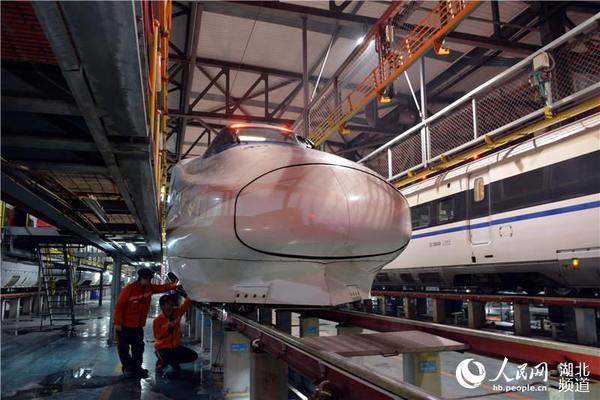 武汉铁路局武汉电务段职工正在对出库动车组底部设备进行复查。