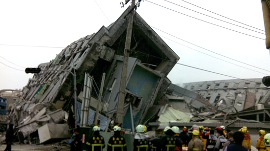 台南市永大路上倒塌的大楼。（图片来源：台湾今日新闻网）