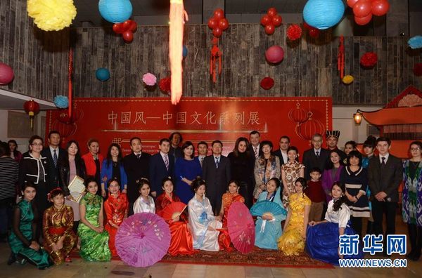 2月3日,乌兹别克斯坦国立艺术博物馆,中国驻乌兹别克斯坦大使孙立杰、乌兹别克斯坦国家艺术博物馆馆长瓦西莉娅.萨莉赫娃出席并参观文化展。