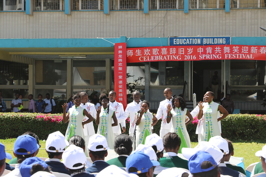 舞狮、小苹果、套马杆、回娘家、赛马、Jambo、Sing and Smiling等充满两国民族特色的精彩演出，博得观众阵阵掌声。既增添了欢乐祥和的节日气氛，又促进了双方的相互理解。（摄影：柳洪杰）