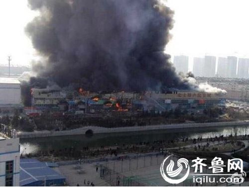 济南匡山蔬菜批发市场附近突发火灾 现场浓烟