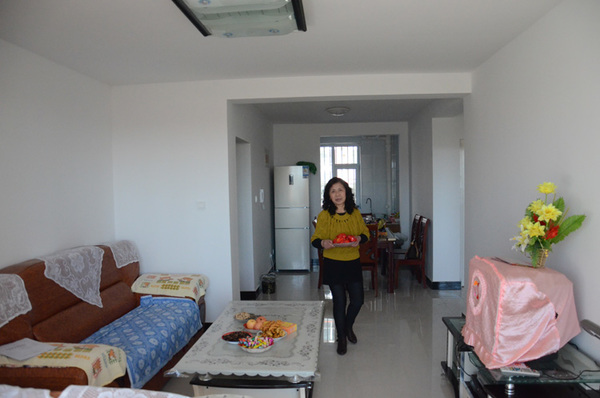 李桂琴准备瓜子水果，等待孩子们的回来。