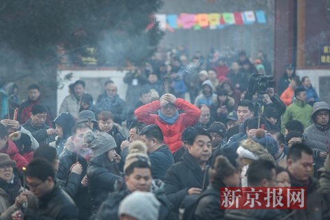 大年初一雍和宫烧香的香客。
