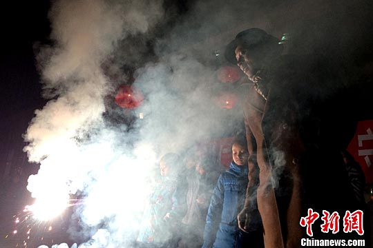 外国人在北京放烟花体验中国新年|烟花|燃放
