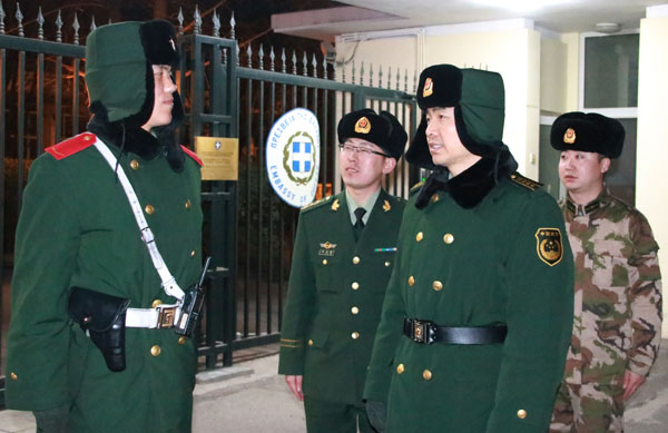 武警北京总队十七支队支队长马德荣到哨位看望慰问执勤哨兵。郑光傲摄