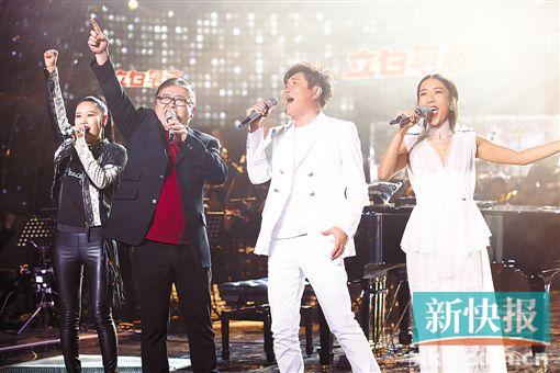 ■《中国之星》刘欢战队合唱。