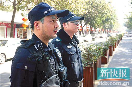 巡逻在喜庆的大街上,心情倍儿爽。