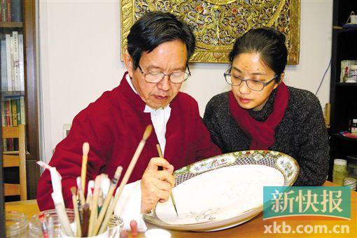 ■许恩福父女在创作广彩作品。