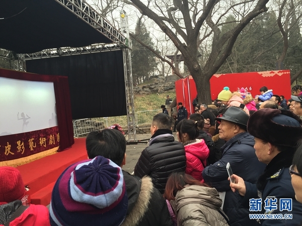 2月11日,游客在厂甸庙会上观赏皮影戏。 新华网记者 白羽 摄