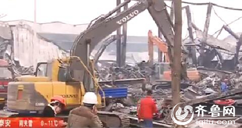 济南匡山酒水批发市场清理火灾现场 业主担忧