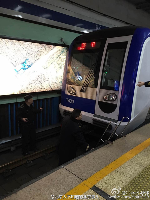 一 男子 在 北京地铁 东直门站 跳轨  已确认死亡(组