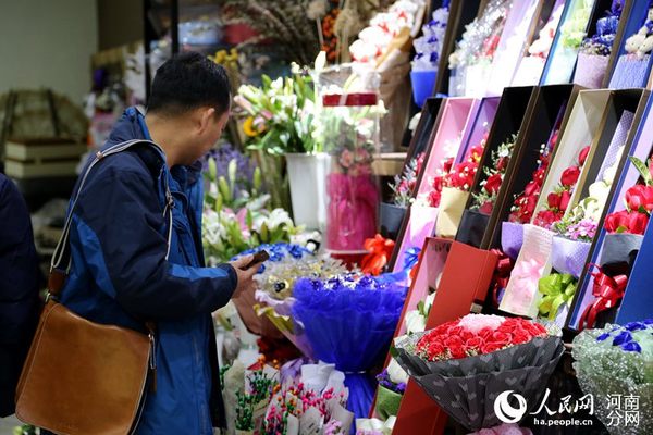前来购买鲜花的人
