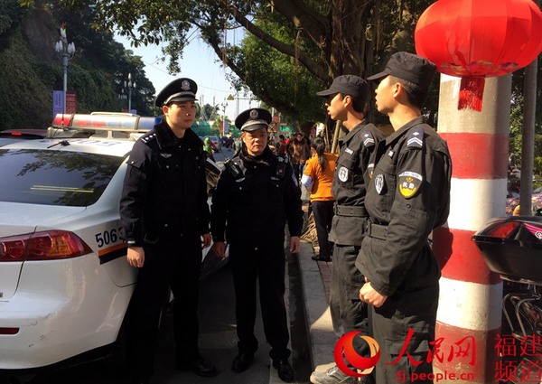 大年初一上午巡逻民警向负责江心公园外围治安防范的保安了解治安状况
