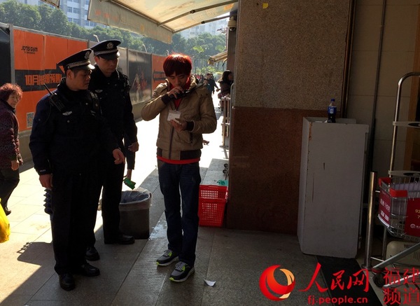巡逻民警林明汉，林星大年初一上午在汇达广场永辉超市向防损员了解治安状况