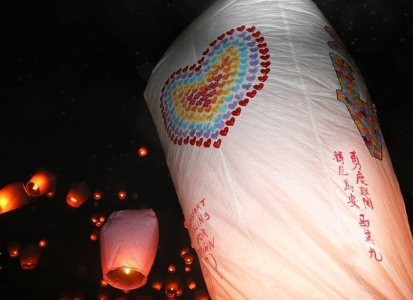 马英九放天灯为灾民祈福 题字 勇度难关 转危为