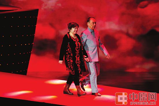 王宽夫妇走过红地毯，走向领奖台。