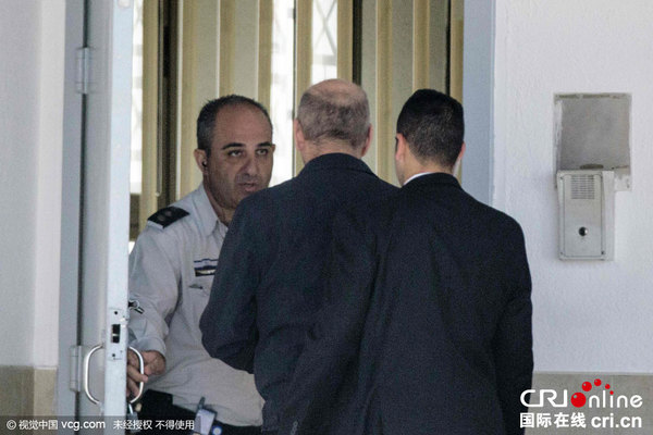 　　当地时间2016年2月15日，以色列拉姆勒，以色列前总理奥尔默特抵达监狱，开始19个月的铁窗生涯，他也因此成为以色列第一个身陷囹圄的前总理。图片来源：视觉中国