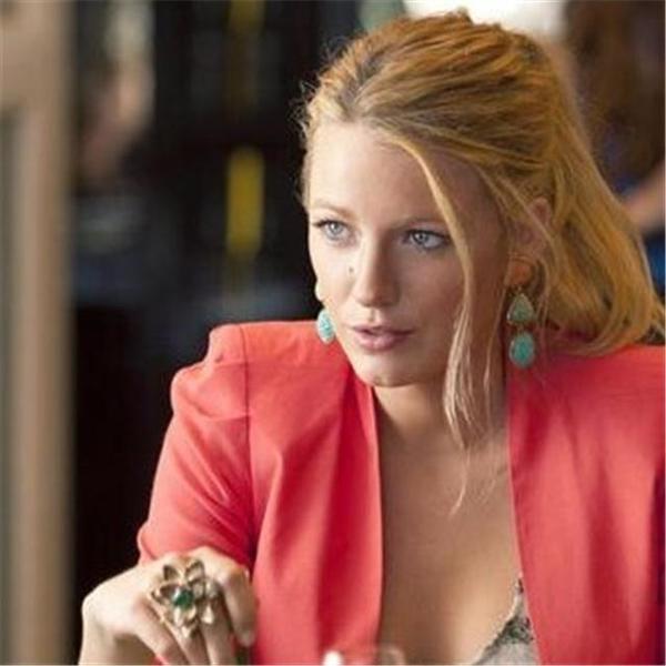 珊瑚色与绿松石搭配,亮眼夺目,别有一番韵味。