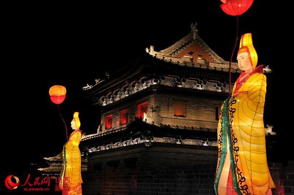 城墙上的仕女灯组（李毅 王中勋摄）