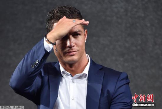 C罗发布会与记者正面冲突 齐祖坐一旁难掩尴尬