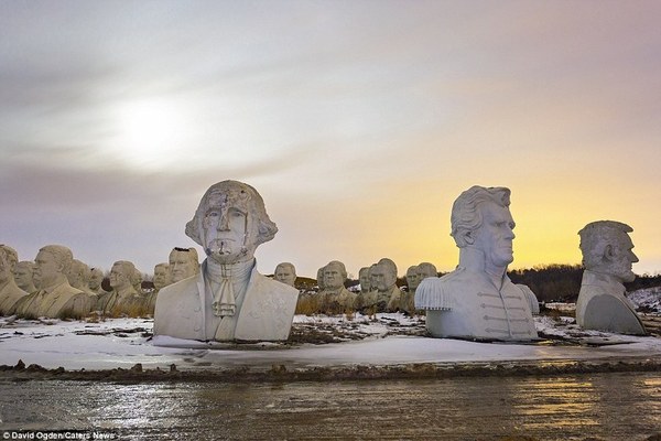 这些巨型半身像很多都破裂损坏,令气氛更加诡异。(图片来源:《每日邮报》)