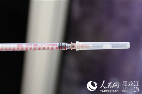 执法人员现场查扣的注射器。牟海微 摄