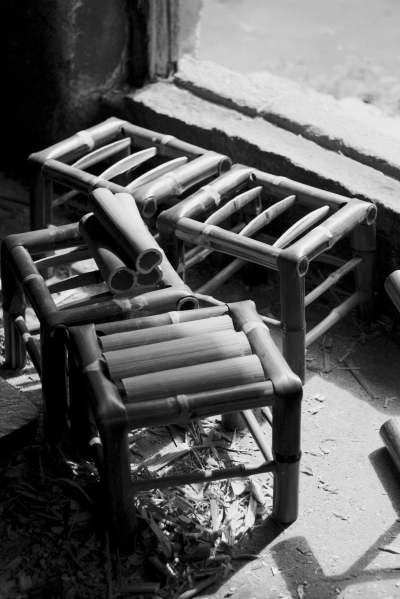 几张做好的竹凳随意地码在一角。