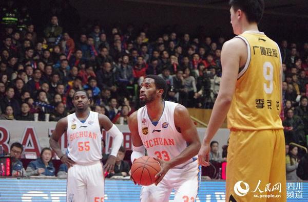 哈里斯罚球。（王军 摄）