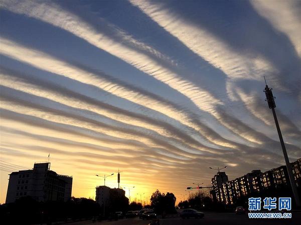 2月17日下午17时左右拍摄的婺源县城天空的带状云。当日,江西婺源县的天空在日落时出现带状云,蔚为壮观。 新华社发(杨帆 摄)