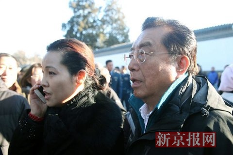 李双江和梦歌夫妇出现在追悼会现场。新京报记者 尹亚飞 摄