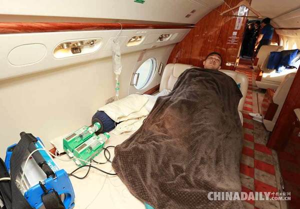 在包机上的王新松。(摄影:蒲海洋)