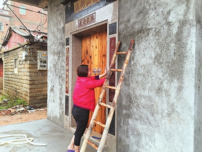 晋江内坑镇内湖村姚丽新一家在旧石屋边盖起了新房。