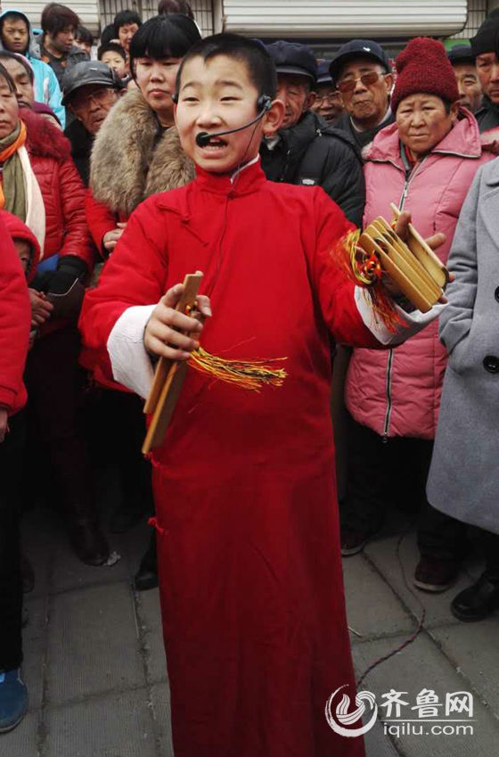 辽宁等地的近200名民间艺人现场献艺,山东快书,西河大鼓,三弦,快板儿