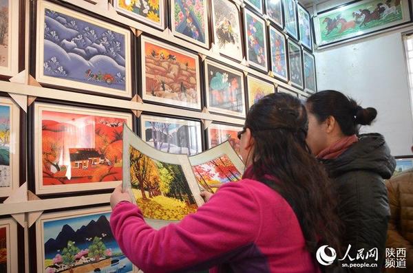 采风团在农民画画庄里欣赏美图 王姿予/摄