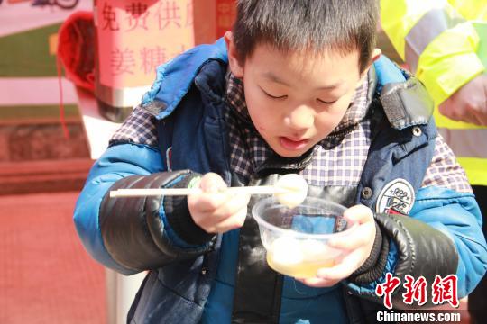 陶振宇在服务站吃汤圆。　刘慧娴　摄