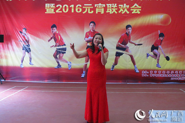 南宁市老年乒乓球协会队员梁少芳演唱民歌