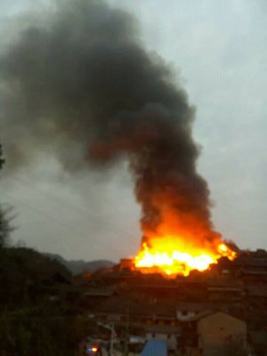 木屋挨得很近，大火蔓延非常快。目击者供图