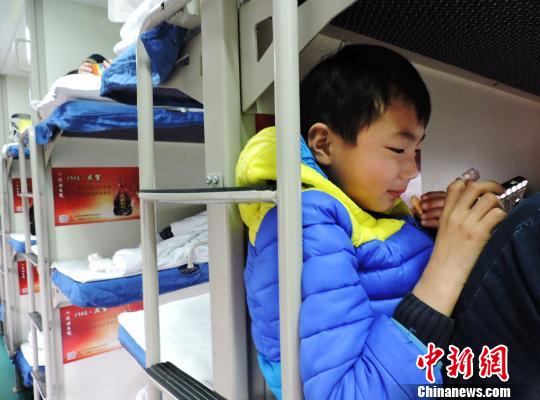 春运返程女生上的小候鸟|邓良奎|喉结胡子有列车列车有图片