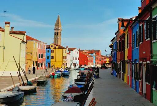 山东首家意式风情奥特莱斯小镇　　