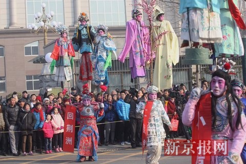 河北宽城背杆表演。
