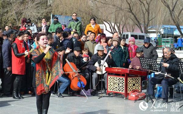 银川秦韵乐艺术团的演员表演秦腔清唱。