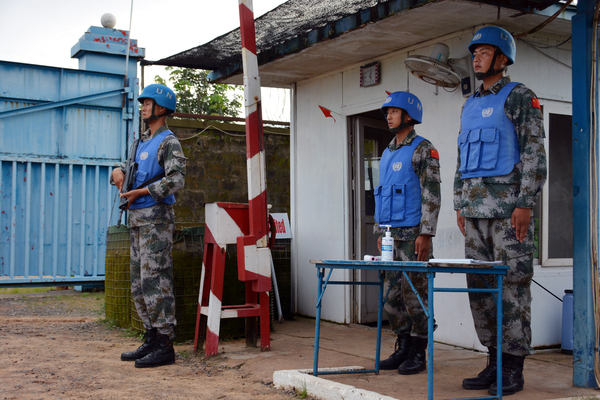 张永志（右一）与战友一同站岗执勤