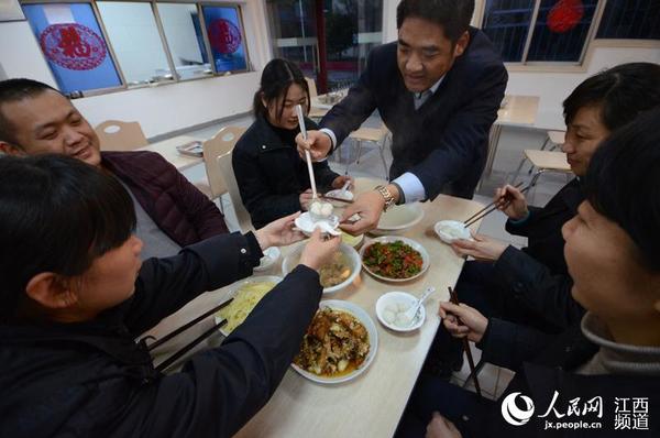 赣粤高速昌樟管理处梅林所的值班人员在食堂内吃“团圆饭”过元宵节。
