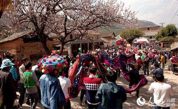 大营镇萂村的白族群众举行传统民俗“接本主”活动 赵敬洪 摄