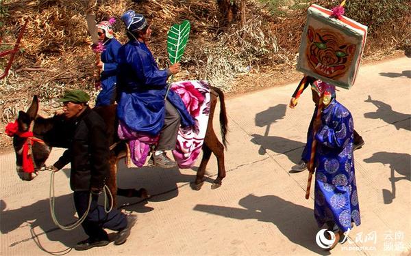 “张果老倒骑驴”表演 赵敬洪 摄