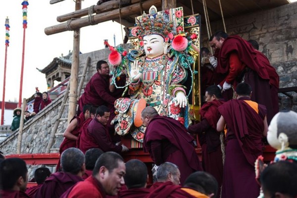 2月22日，几名塔尔寺的僧人将做好的酥油花抬向展台。新华社记者吴刚 摄