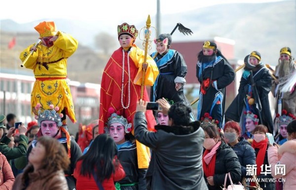 2月22日，宁夏隆德县举行的万人社火大巡游上展示高台社火。