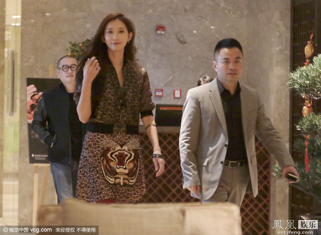 林志玲现身某酒店 撩发妩媚大方任拍