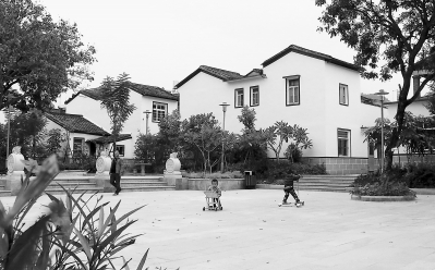 卓港村地处南溪上游河畔，曾是月港重要喂给港。村庄古港、古街、古厝经当地政府加以保护和修复，现今村庄变得越发美丽而迷人，成为省级美丽乡村创建示范村。