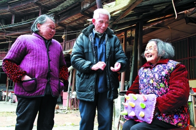 ▲春节，在外闯荡的家人都回来了，这是一年中空巢老人们最开心的时刻。